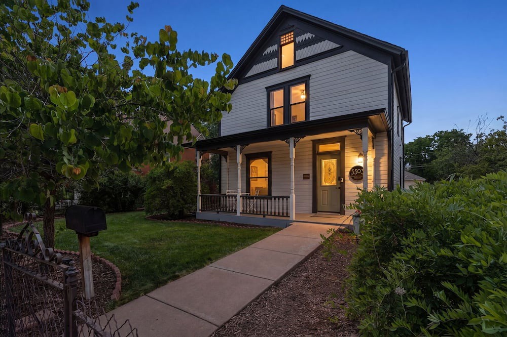 Littleton House | 1.5 Blocks to Main St 🏡 Littleton Luxury 🌻Garden 🐶Pets