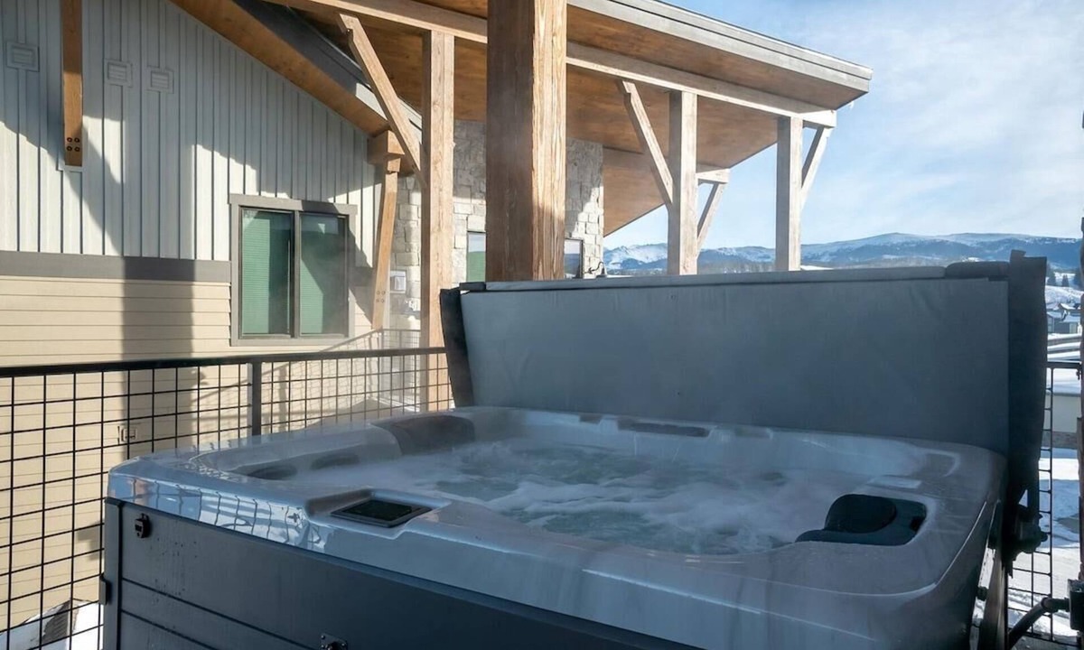Fraser Condo | 1-bedroom + Den, Elk Creek Luxury Condo G301