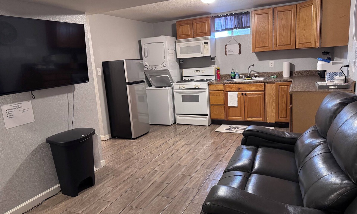 Belmar Park House | 1 BRM Basement Apartment/420 friendly outside