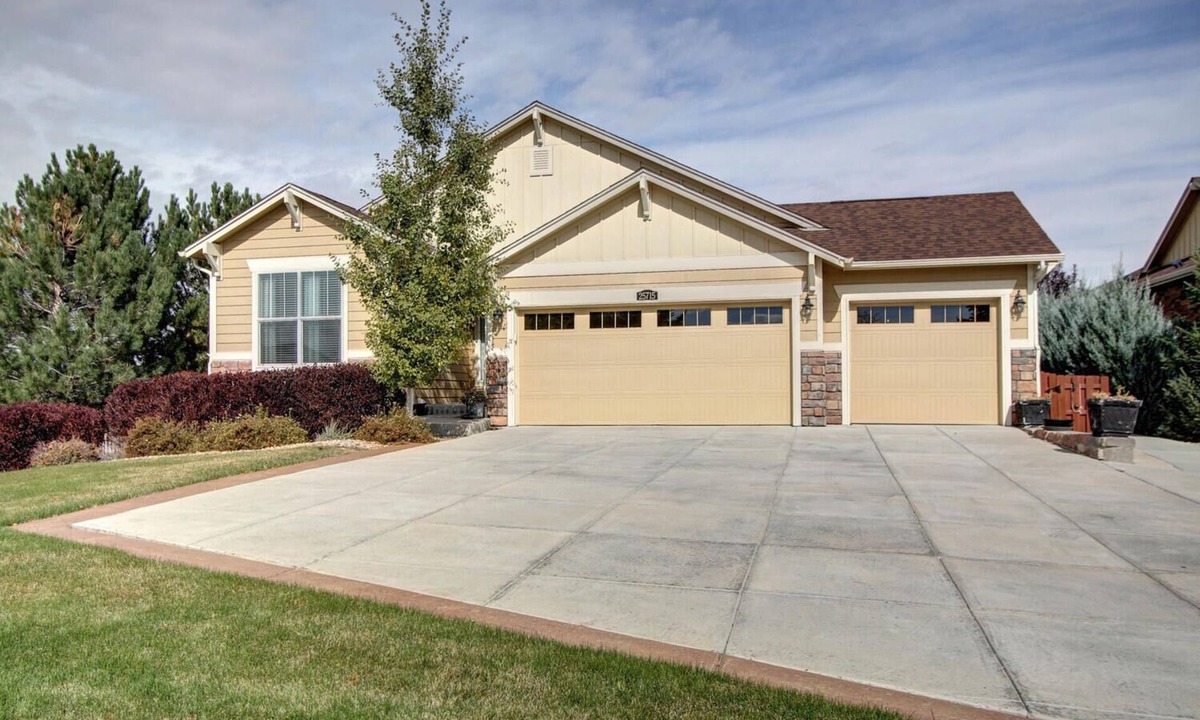 Aurora House | 14 mins to DIA/Gaylord/Anshutz. Can be rented long term with Huge discount .