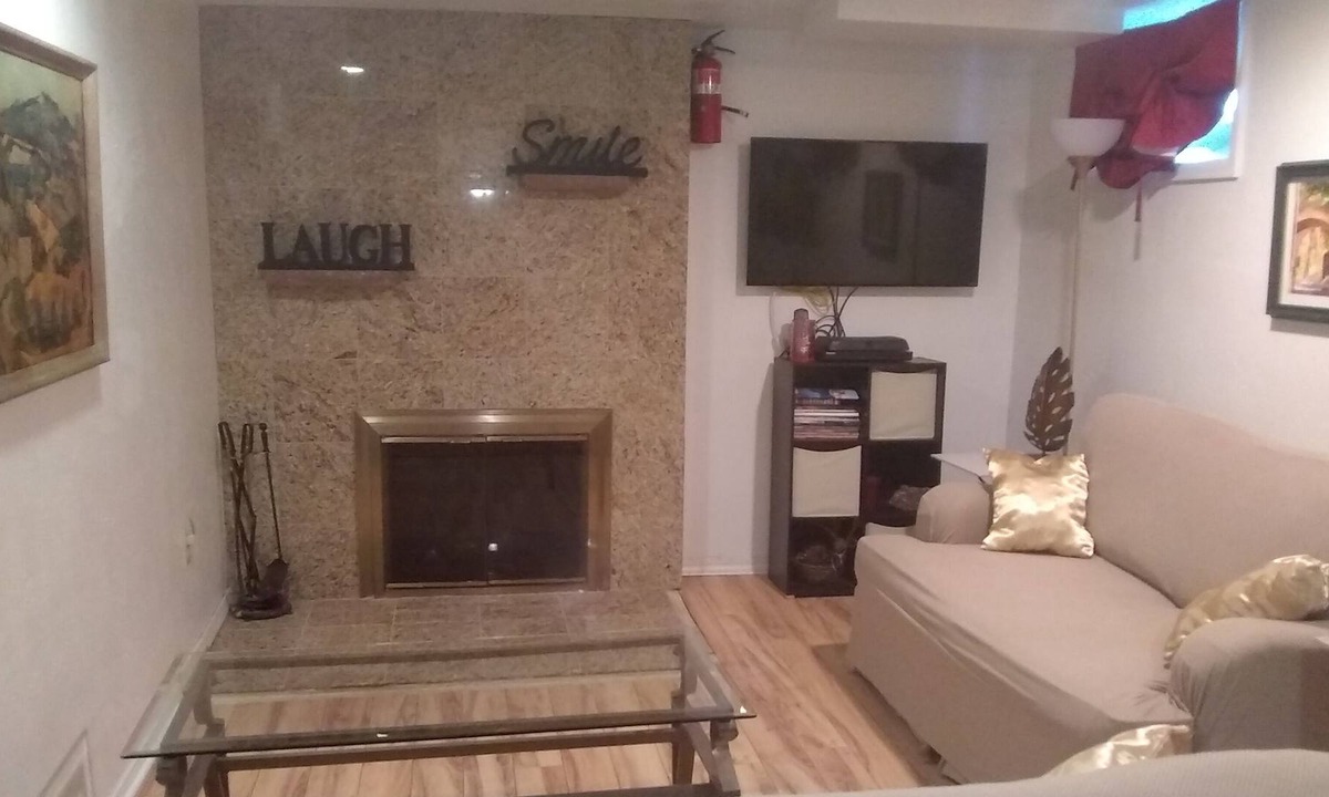 North Aurora House | 15 minutes to D.I.A or Downtown ($16.00 UBER to Downtown) shopping