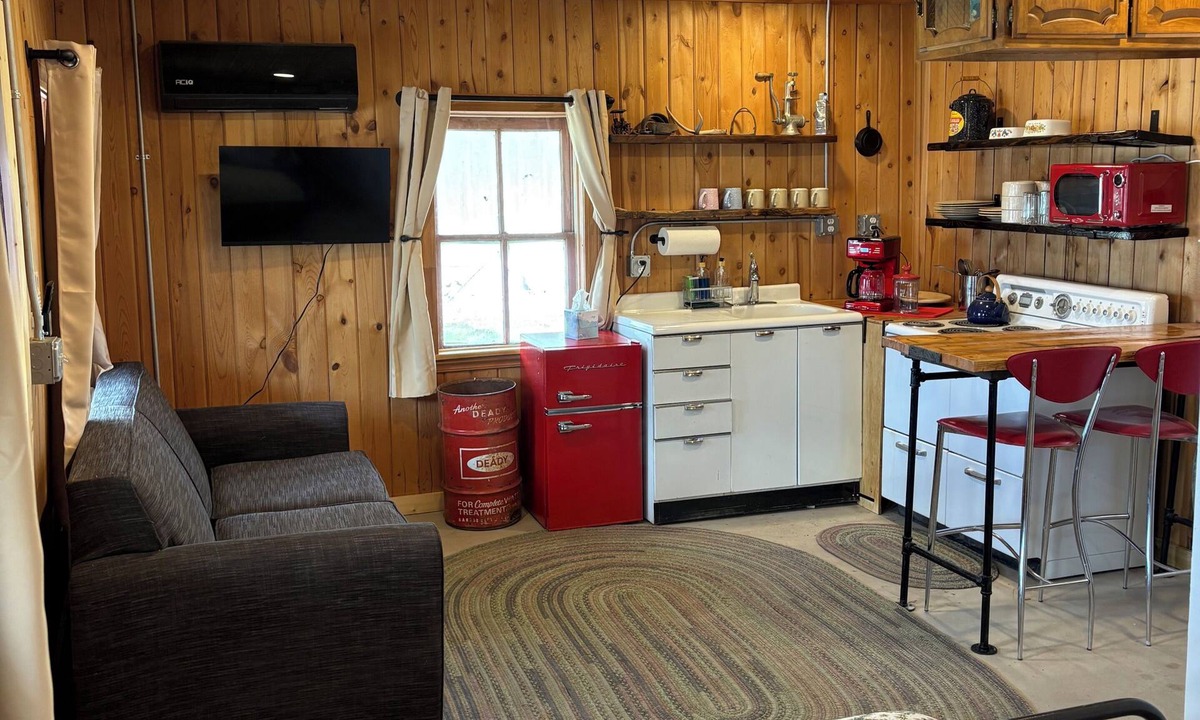 Levan Cabin | 1860’s cabin in Levan. Peace, quiet, nostalgia. Hot tub to relax in. A true gem.