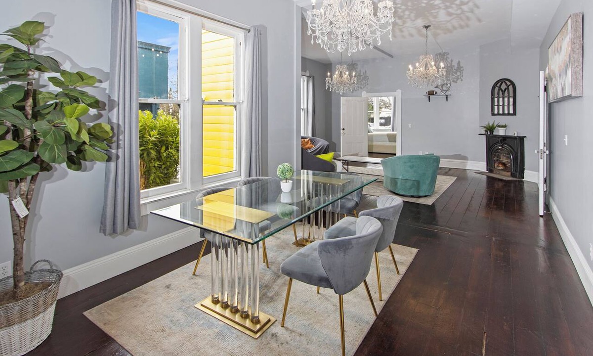 Little Italy House | 1920 Victorian Home 8 BDR 3BA Heart of little Italy Large Families or Business