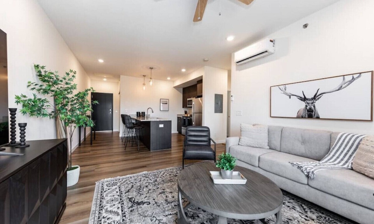 Mountain Shadows Apartment | 2 BD Pet Friendly Top Floor with Mountain Views minutes from Garden of the Gods