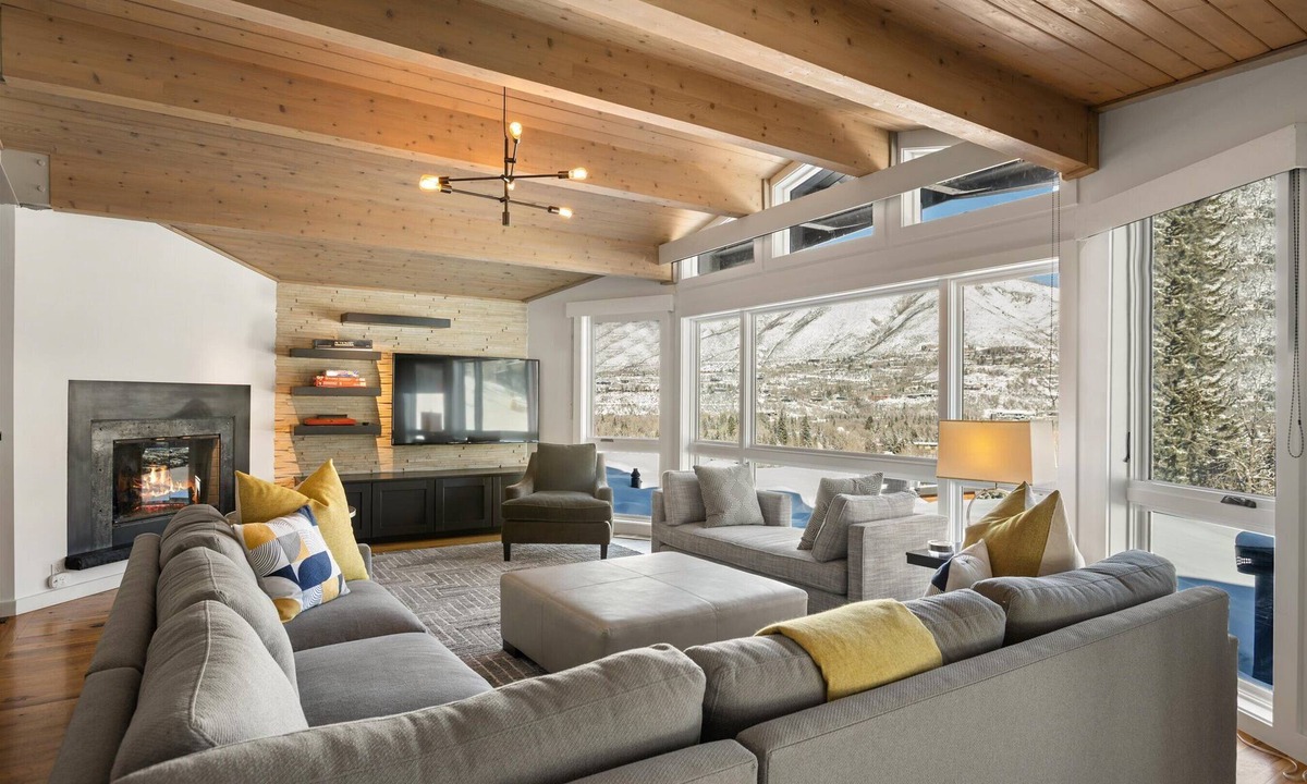 Aspen Condo | 3+ Bedroom, 3 Bath Bedroom Ski-in/Ski-out Condo on Aspen Mountain