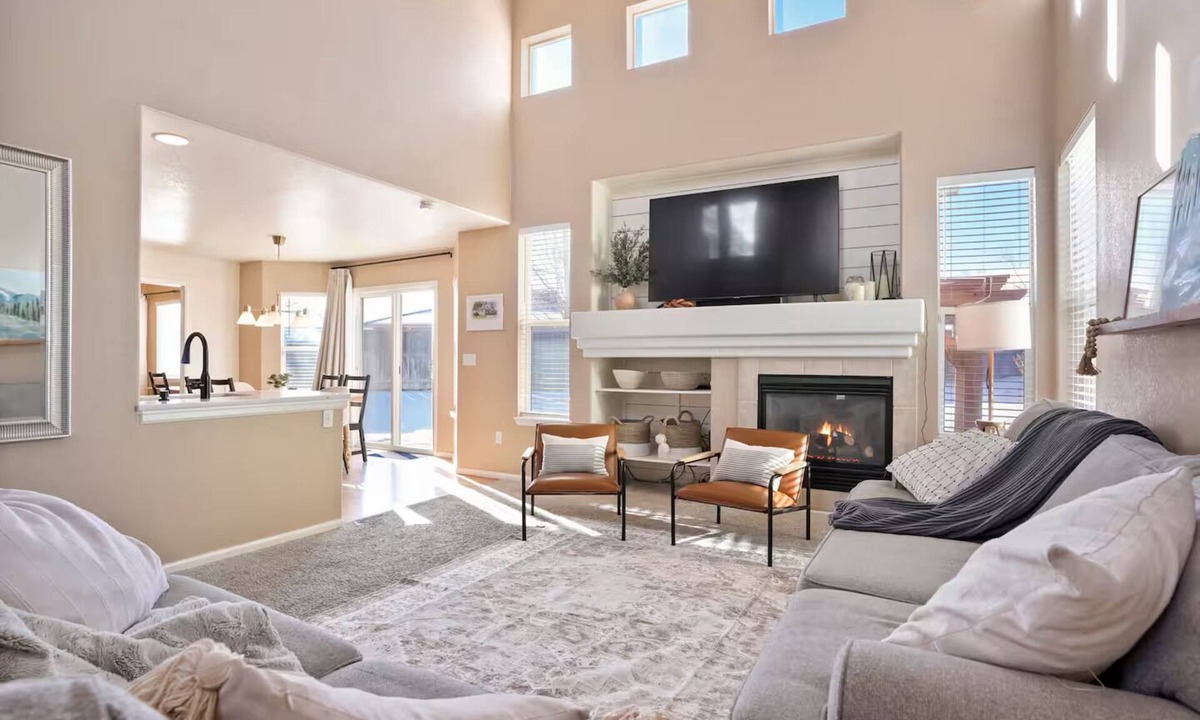 East Quincy Highlands House | 4BR w/Theater Room & EV Charger! Fam Friendly!