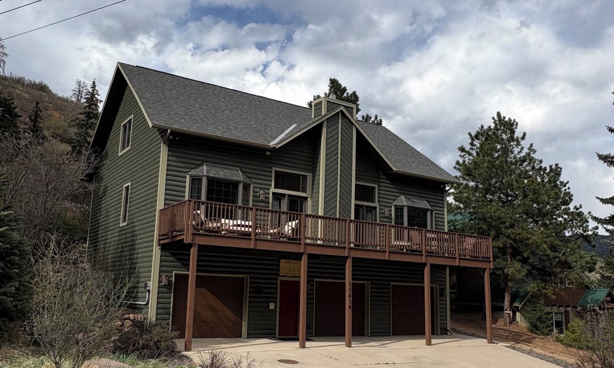 Woodland Park House | 5 bd 4 bth, AC, fireplace, hikes, waterfalls, salt water hot tub, walk to town!