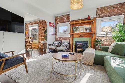 Cole House | 5-Bedroom Victorian Home Private Yard Sleeps 10