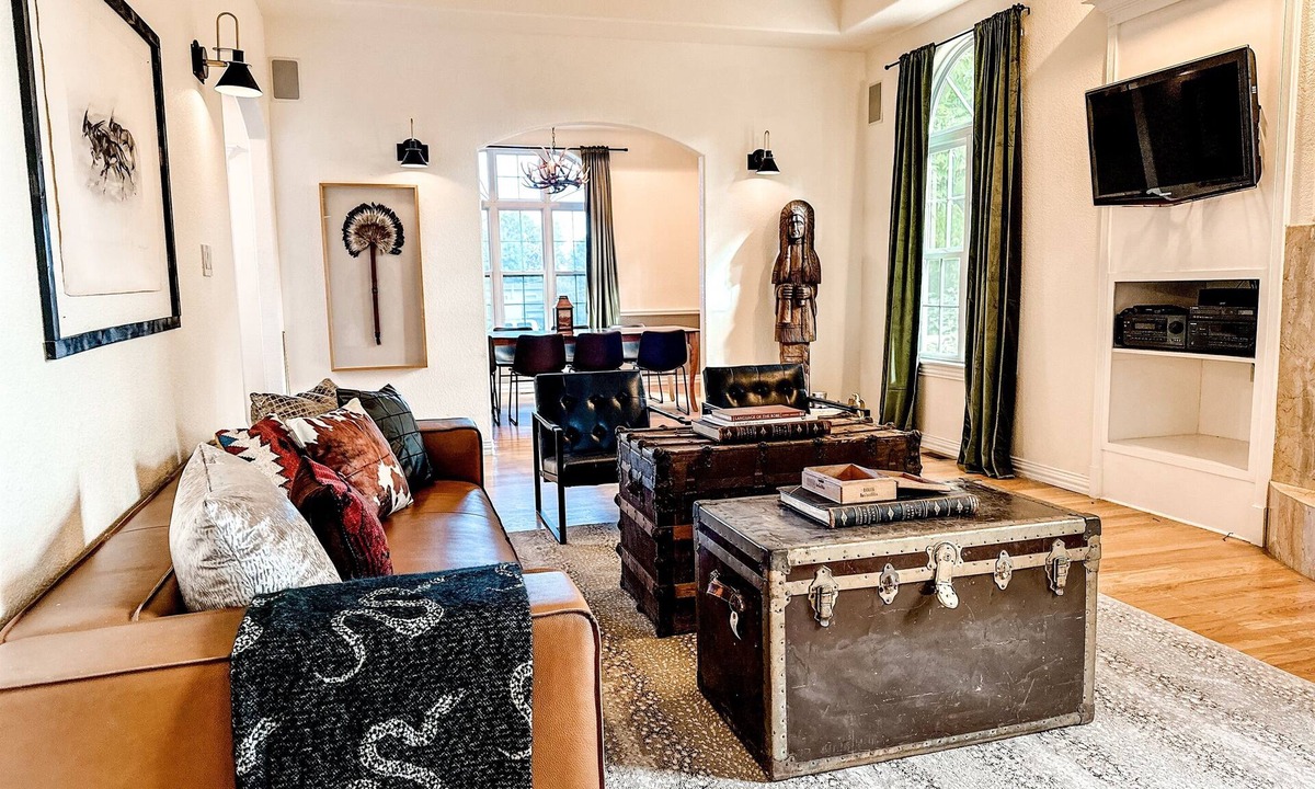 Applewood West House | 5BR Lux Family Getaway: Ski, Hot Tub, Pool & Poker