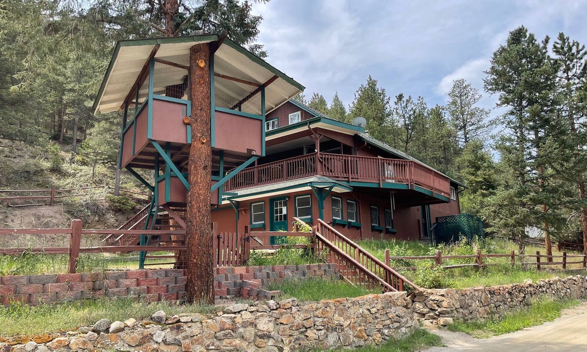 Idaho Springs Cabin | 5BR Mountain Cabin !Treehouse Backs to Forest Near Rafting & Skiing