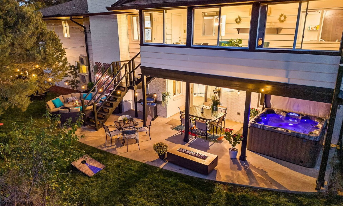 Scenic Heights House | 8 bedrooms, sleeps 20: Hot Tub, 20mins to Denver/Red Rocks
