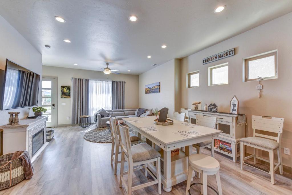 Poncha Springs House | 8 Min to Dtwn Salida | 3 Bed, 3 Bath | 2 King Beds