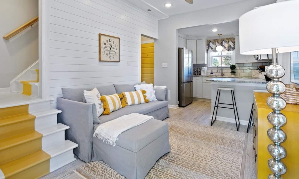 Downtown Apartment | A comfortable, downtown 1/1 perfect for the traveling employees near food, beach, and entertainment