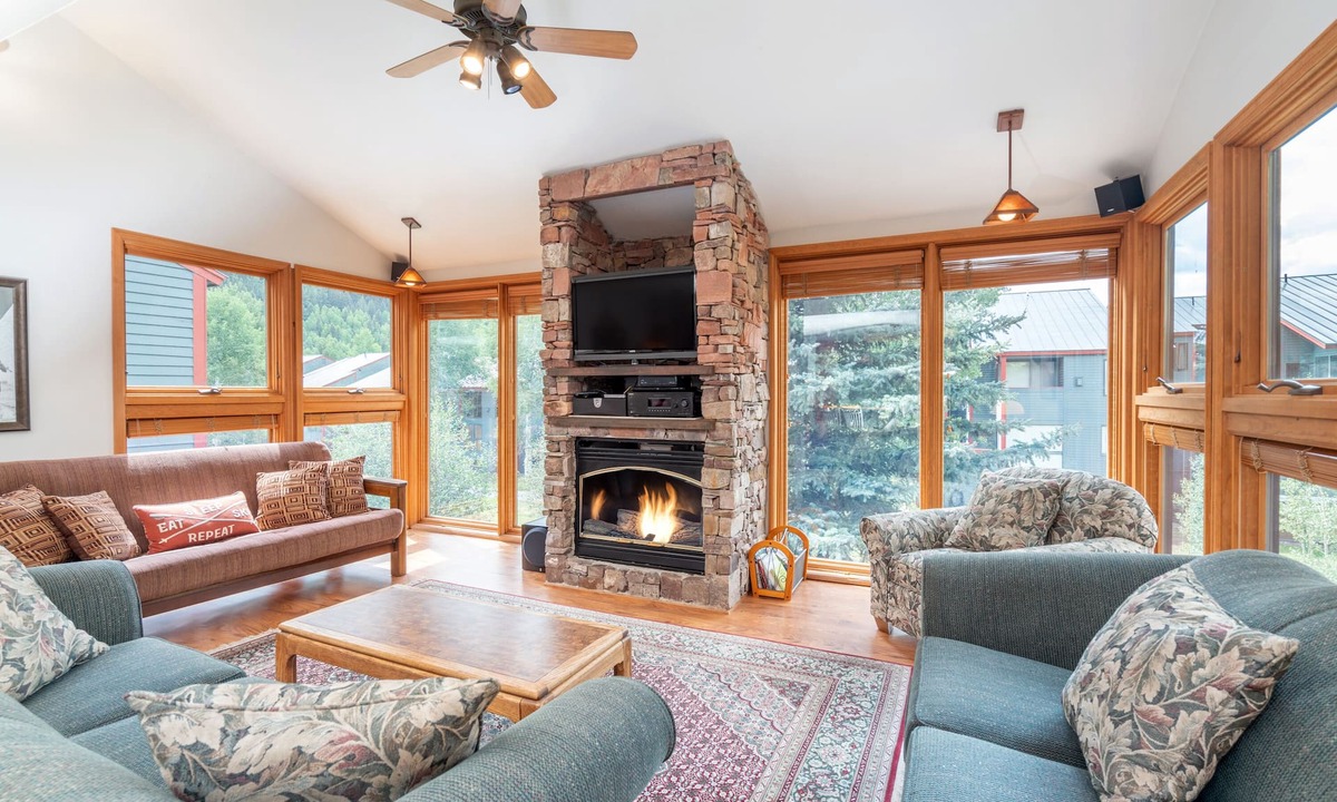 Telluride Condo | Across from Lift 7 | 2BR + Loft | Hot Tubs, Fireplace, Walk to Town