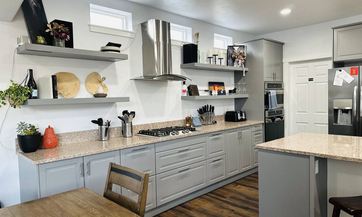 Leadville House | Airy home away from home- minutes from downtown and mineral belt trail!