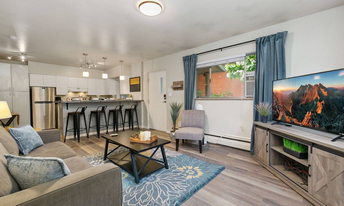 Old Town Condo | Azure Suite Walkable Old Town Condo w/Park View
