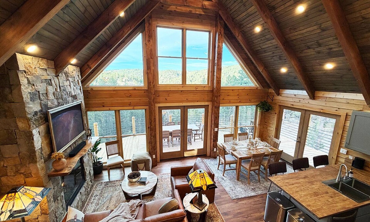 Bailey Cabin | Bailey Overlook Lodge: Hot Tub, Game Room, Movie Theater, Fire Pit, & More!
