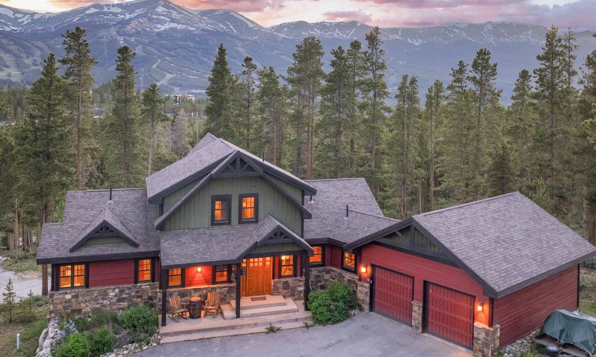 Baldy Mountain House | Baldy Ridge Chalet: Dogs Welcome! Hot Tub, Epic Game Room & Stunning Views!