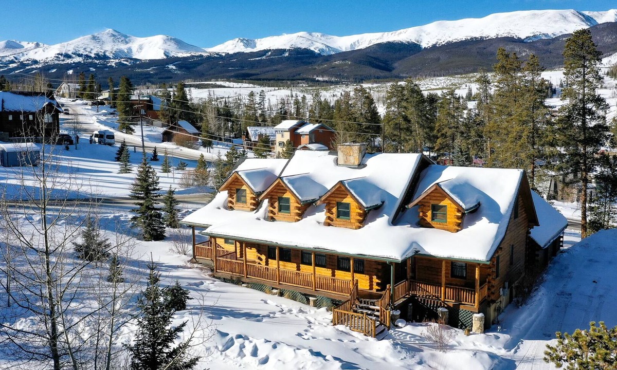The Highlands House | Bear Creek Mining Lodge: Mountain Style, Hot Tub