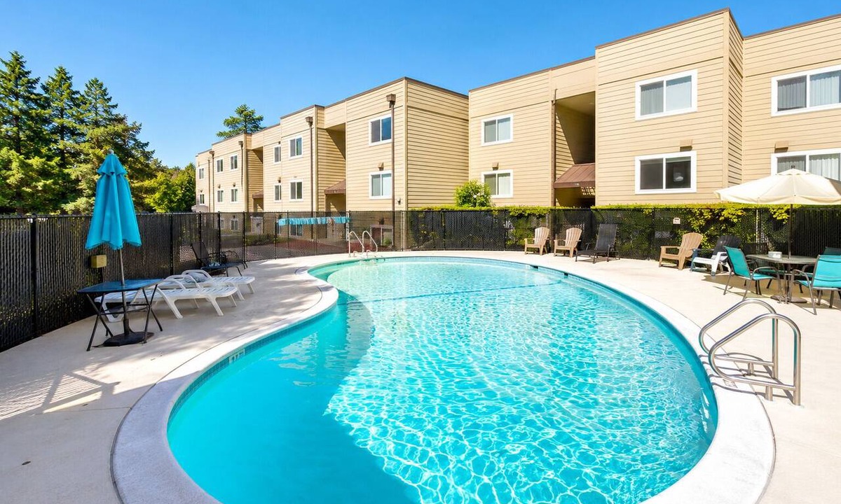 View Ridge Condo | Beautiful 2 bed/2 bath near Magnuson Park. Comfortable King & Queen beds.