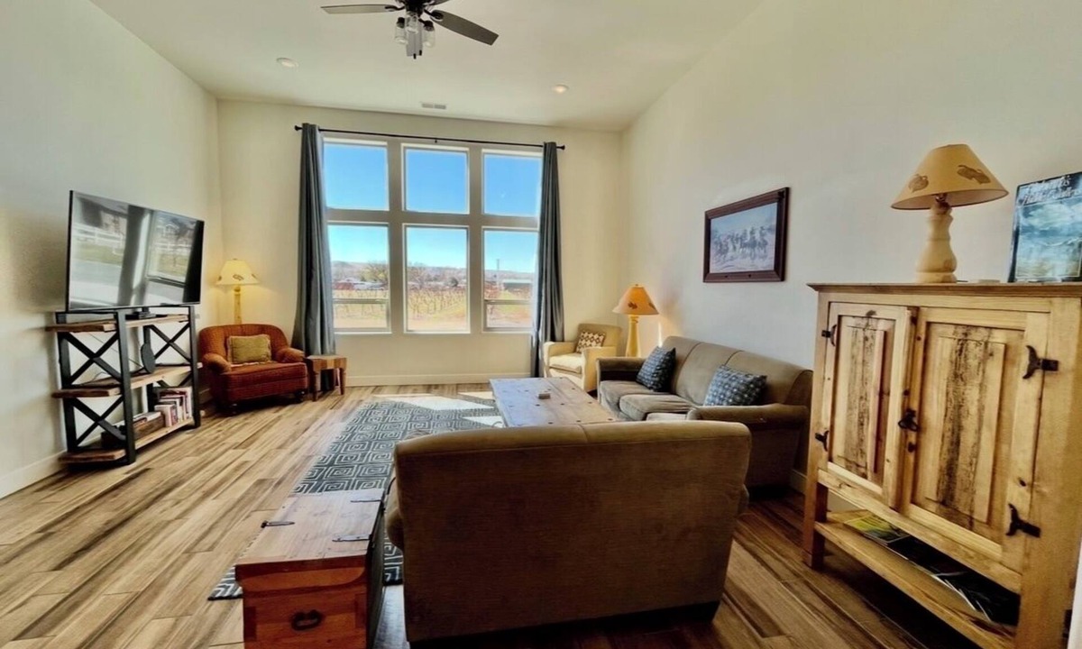Palisade House | Beautiful home in wine and peach country + views of Mt Garfield & the Grand Mesa