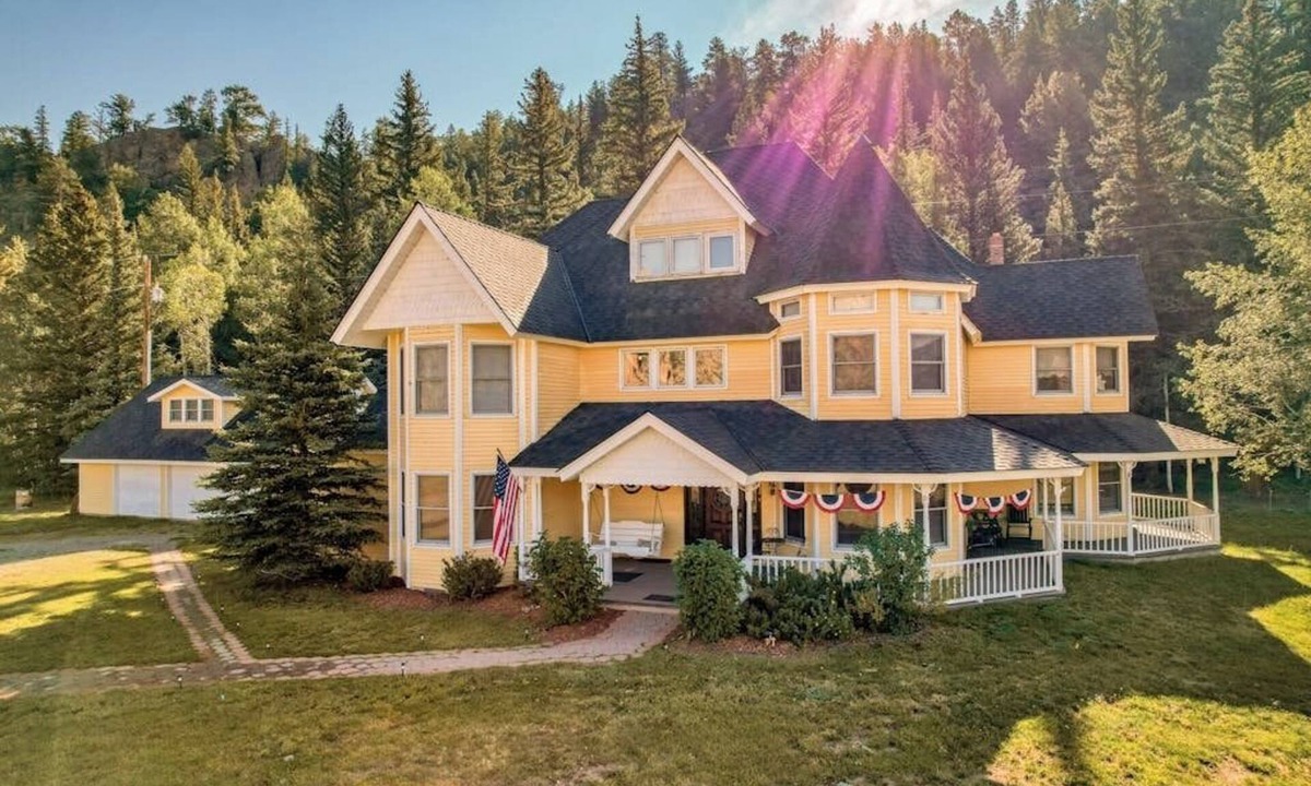 South Fork House | Beautiful mansion with antique decor, WiFi, and gas fireplace - near skiing