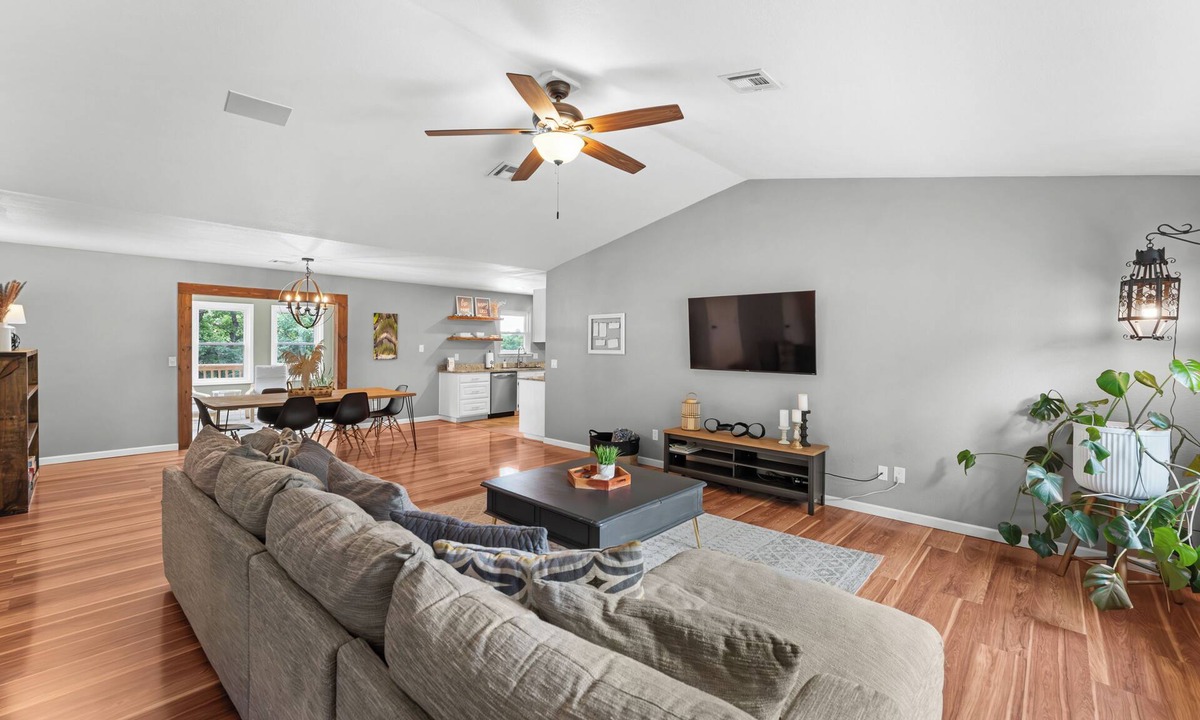 Beaver Shores House | Beaver Lake Getaway-15 min from downtown Rogers with HOT TUB!