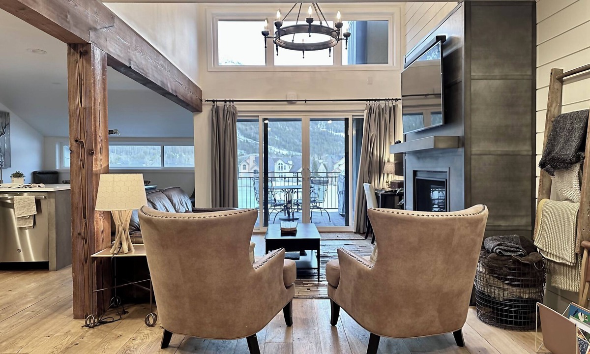 East Village at Copper Condo | BEST LOCATION! Ski-In Ski-Out - 3BD 2BR - Copper Mtn Resort - HotTub, Sleeps 8