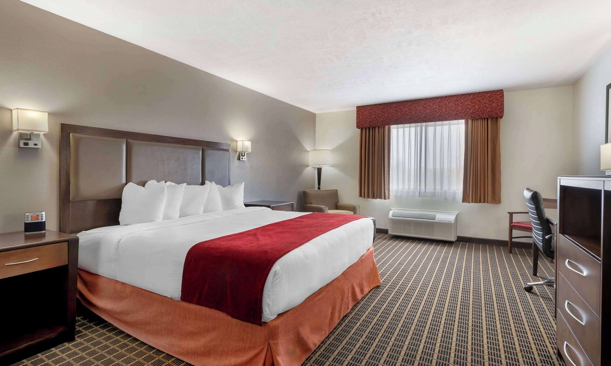 Pueblo Hotel | Best Western Plus Eagleridge Inn & Suites