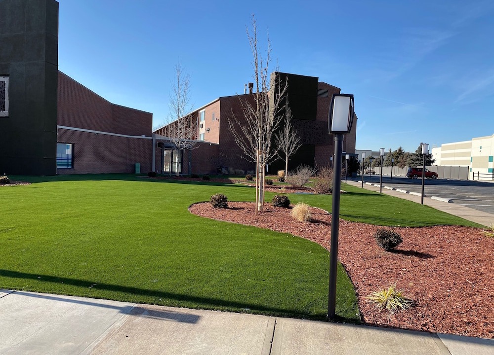 Montbello Hotel | Best Western Premier Denver East