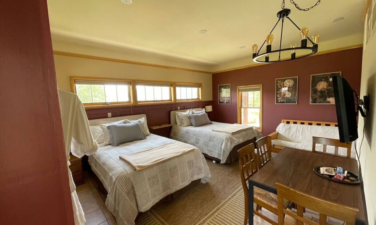 Twin Lakes Cabin | Biggest Twin Lakes lodge room, sleeps 4 - private bath, entrance & lake views