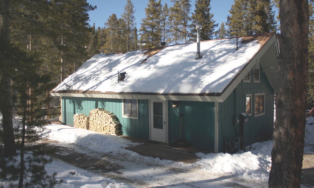 Breckenridge House | Black Bear Crossing: Pet-Friendly Bliss with a Touch of Retro Nostalgia