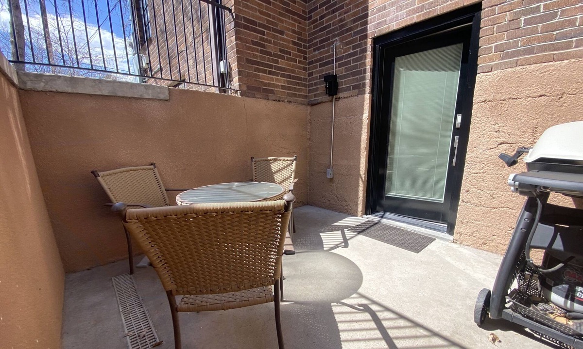 Hale House | Black door Dalhia