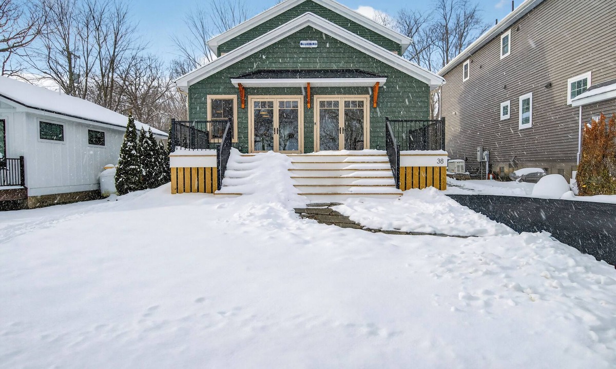 Malta House | Bluebird @ 38 Lake Avenue – Brand New Lakefront Home on Saratoga Lake