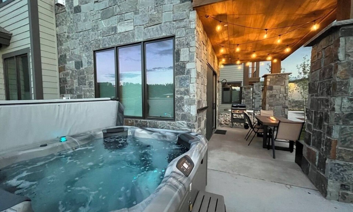 Fraser Condo | Bonus Bunk Room! Private Hot Tub and Walkable to Restaurants and Brewery!