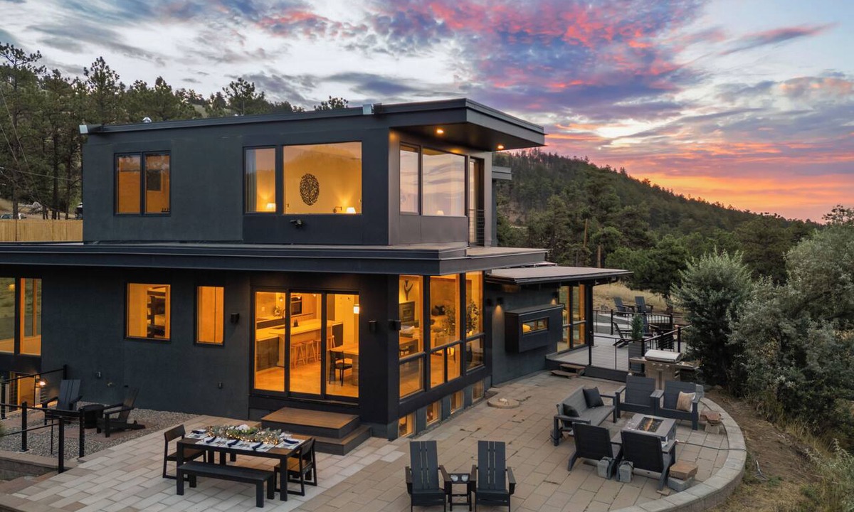 Boulder House | Boulder Luxury: Panoramic Mountain Views, Cedar Hot Tub, Wellness and Romance!
