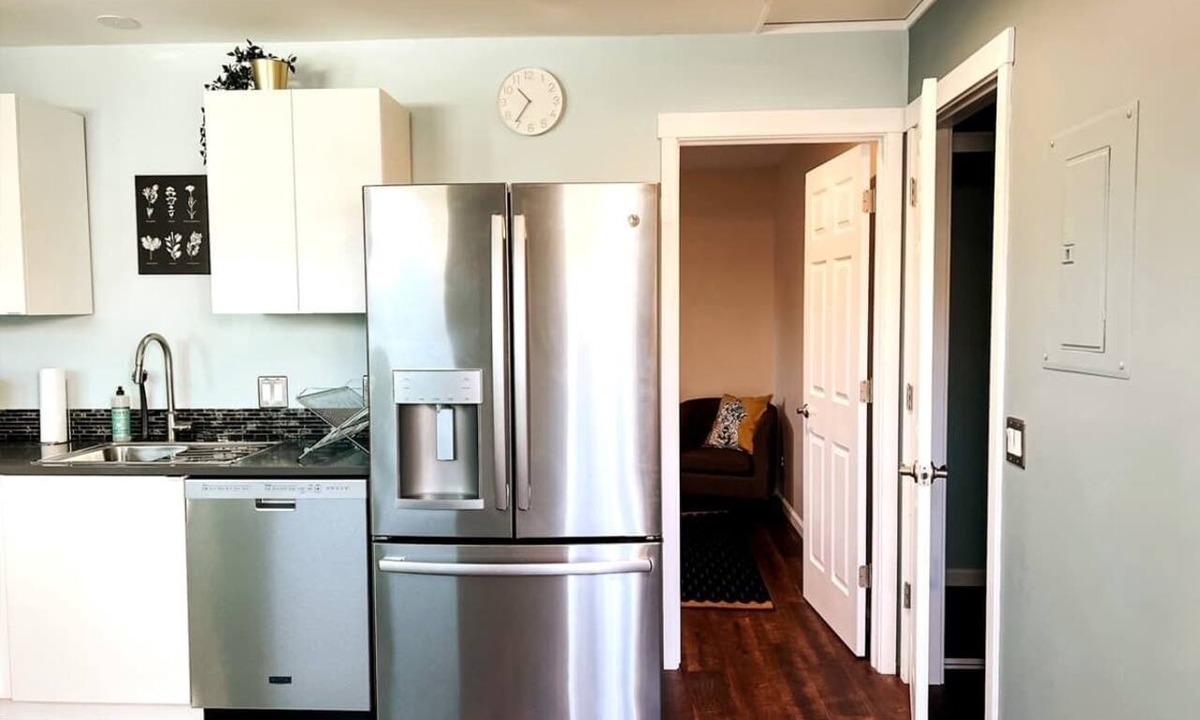 Old Town North Apartment | Bright, Beautiful & Dog Friendly Steps to Old Town