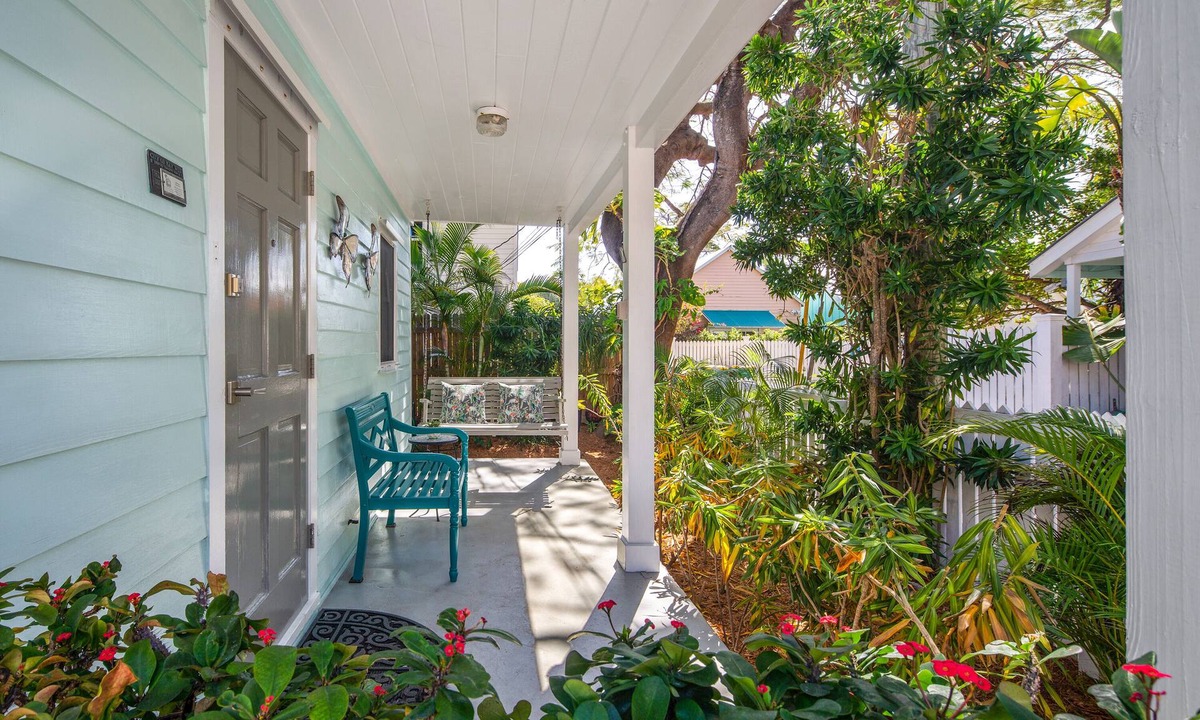 Key West Historic District House | ~Butterfly Cottage~ Enjoy a hot tub, gourmet kitchen, and 2 king ensuites.