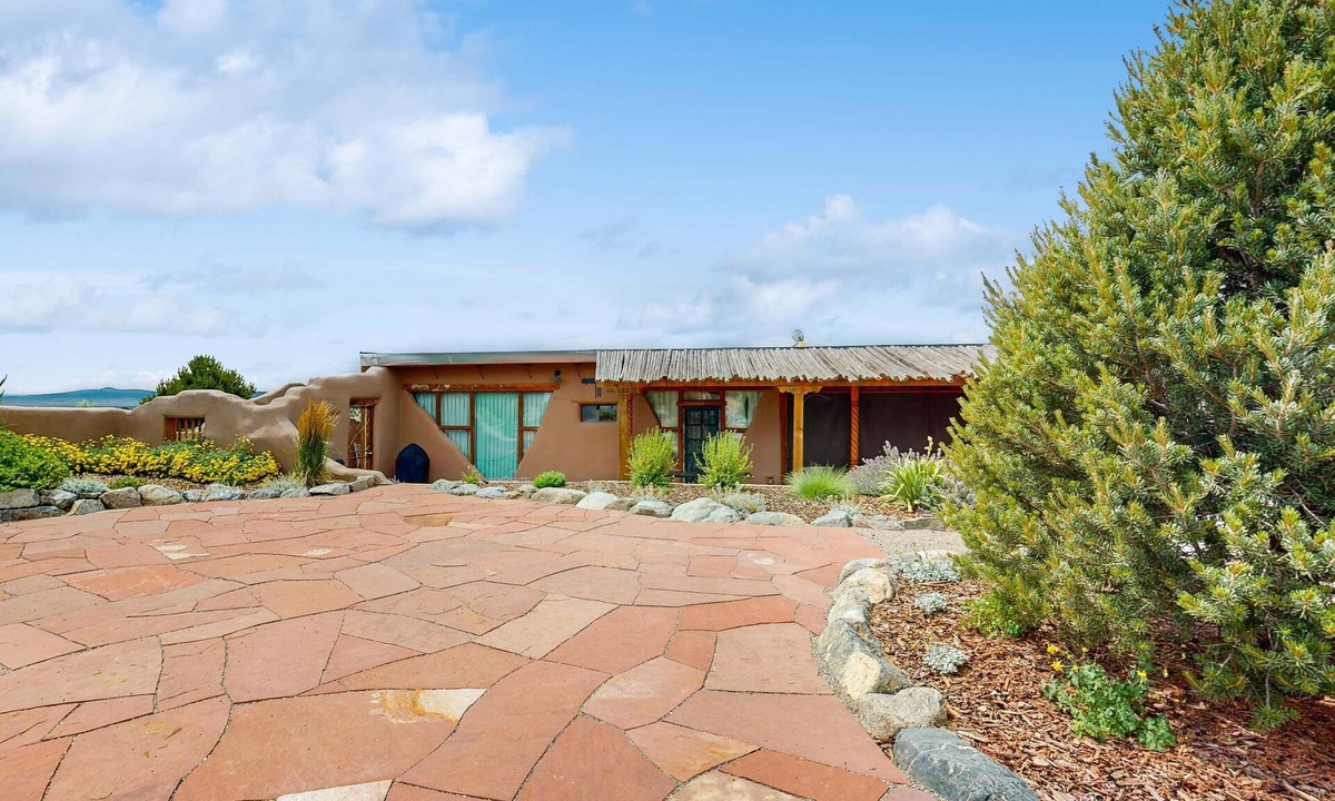 Taos House | Casa de Taos - Adobe Retreat, Hot Tub & Mesa Views