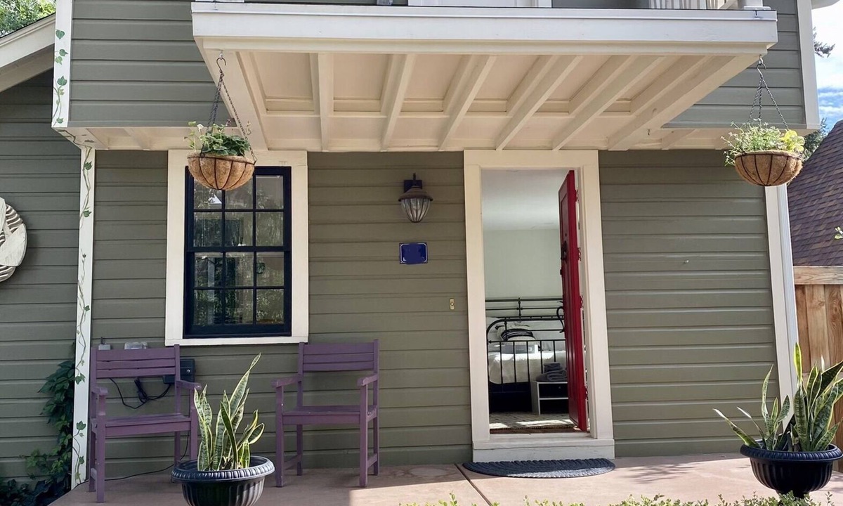 Old North End House | Casa Verde, 1bed & 1bath, with private entrance and hot tub