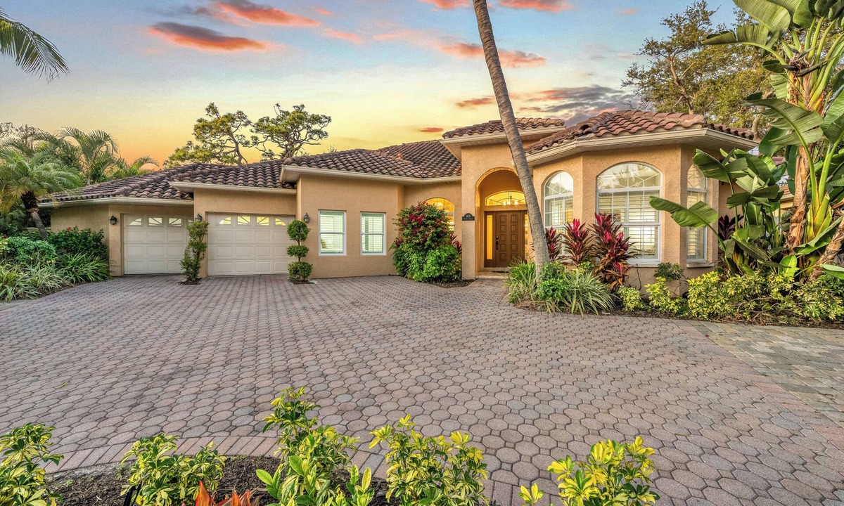 South Poinsettia House | Casamigos | West of the Trail - Heated Saltwater Pool & Tiki Bar