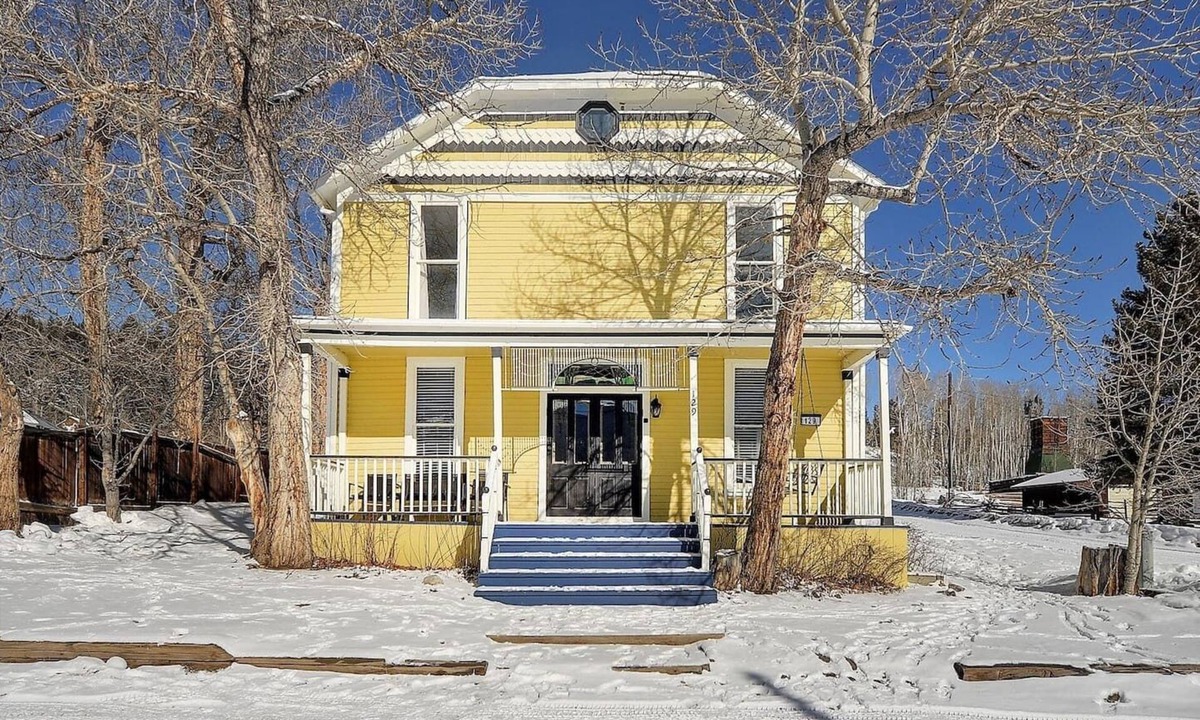 Twin Lakes House | Charles Historic Hotel Lake Retreat Fast Wifi