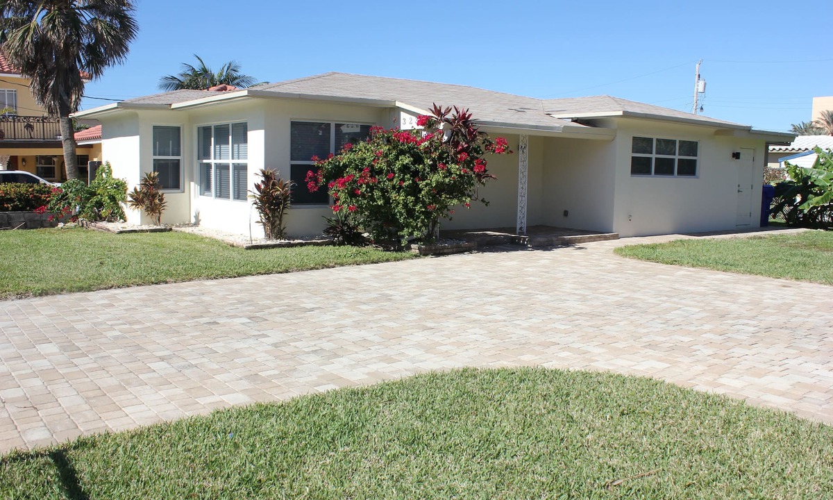 Hollywood House | Charming 2 Bedroom Beach Home w Gated Private Yard