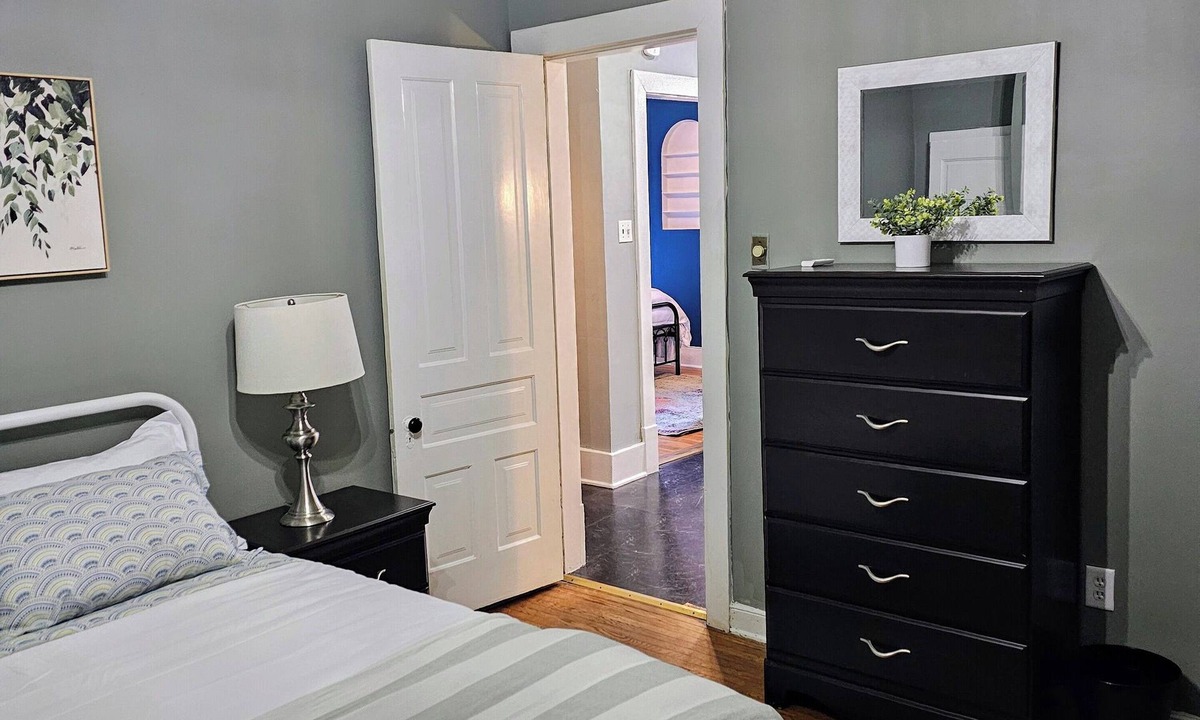 Summit - University House | Charming 2-bedroom house with plenty amenities on Saint Paul's Cathedral Hill.