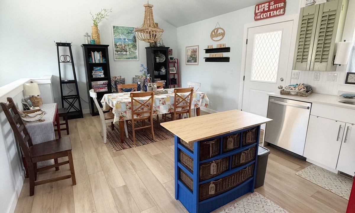 Farmington Cottage | Charming Beach-Themed Cottage LAGOON Frightmares Western Sports Park Hiking