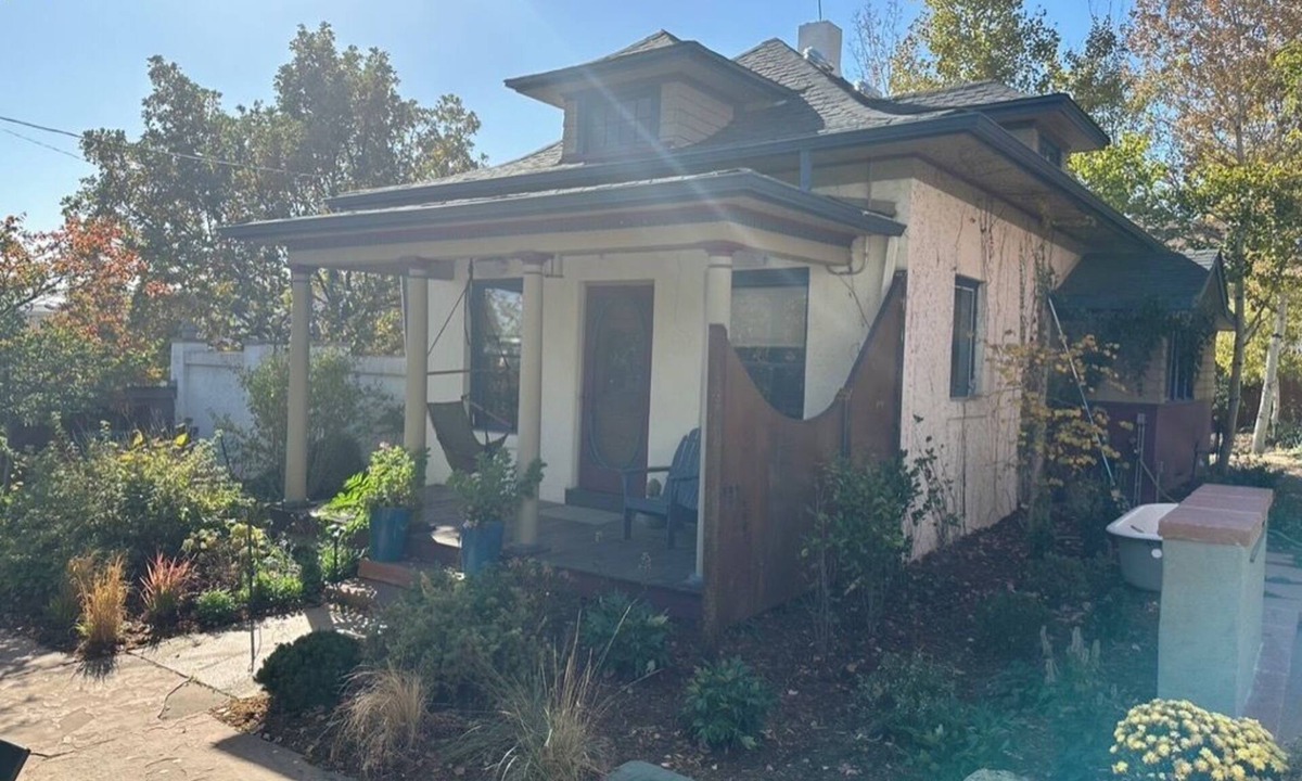 West Highland Cottage | Charming cottage, private pickleball, walk to restaurants, fast wifi, 1 acre