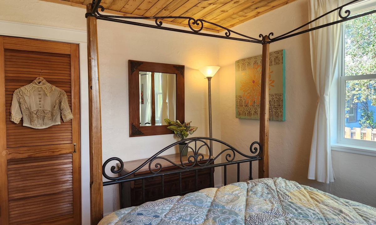 Montrose House | Charming Historic Bungalow