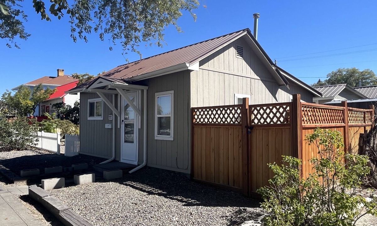 Montrose House | Cheerful historic Townsend Park bungalow in the heart of downtown!