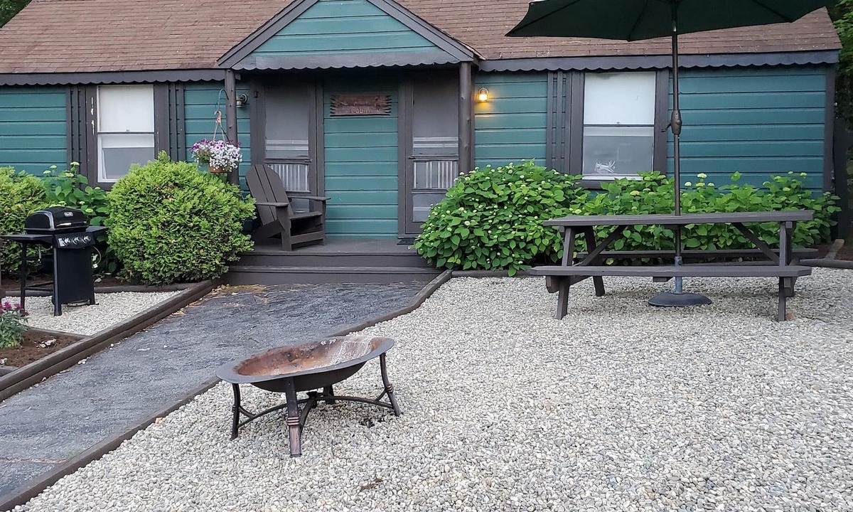 Chestertown Cabin | Chipmunk Cabin, Beautiful hand carved King Bed, Full Kitchen, plus AC! sleep 2