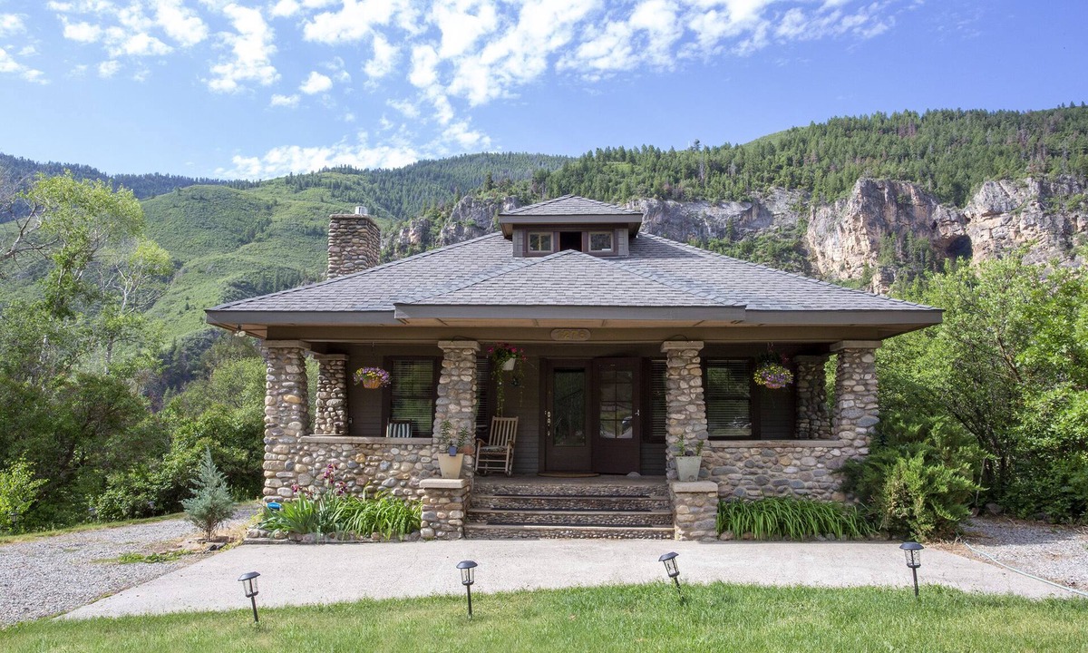 Glenwood Springs House | Classic 1900's Rocky Mountain Retreat With Steam Room & Sauna